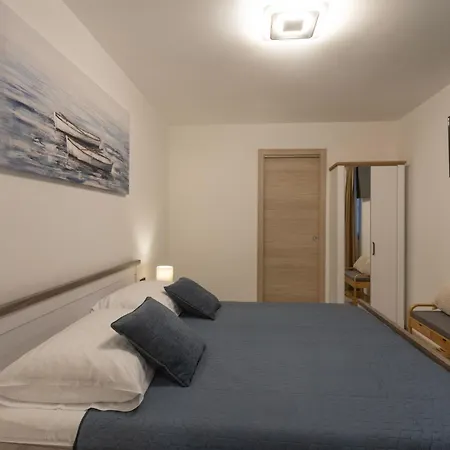 Vela Mala Kastela